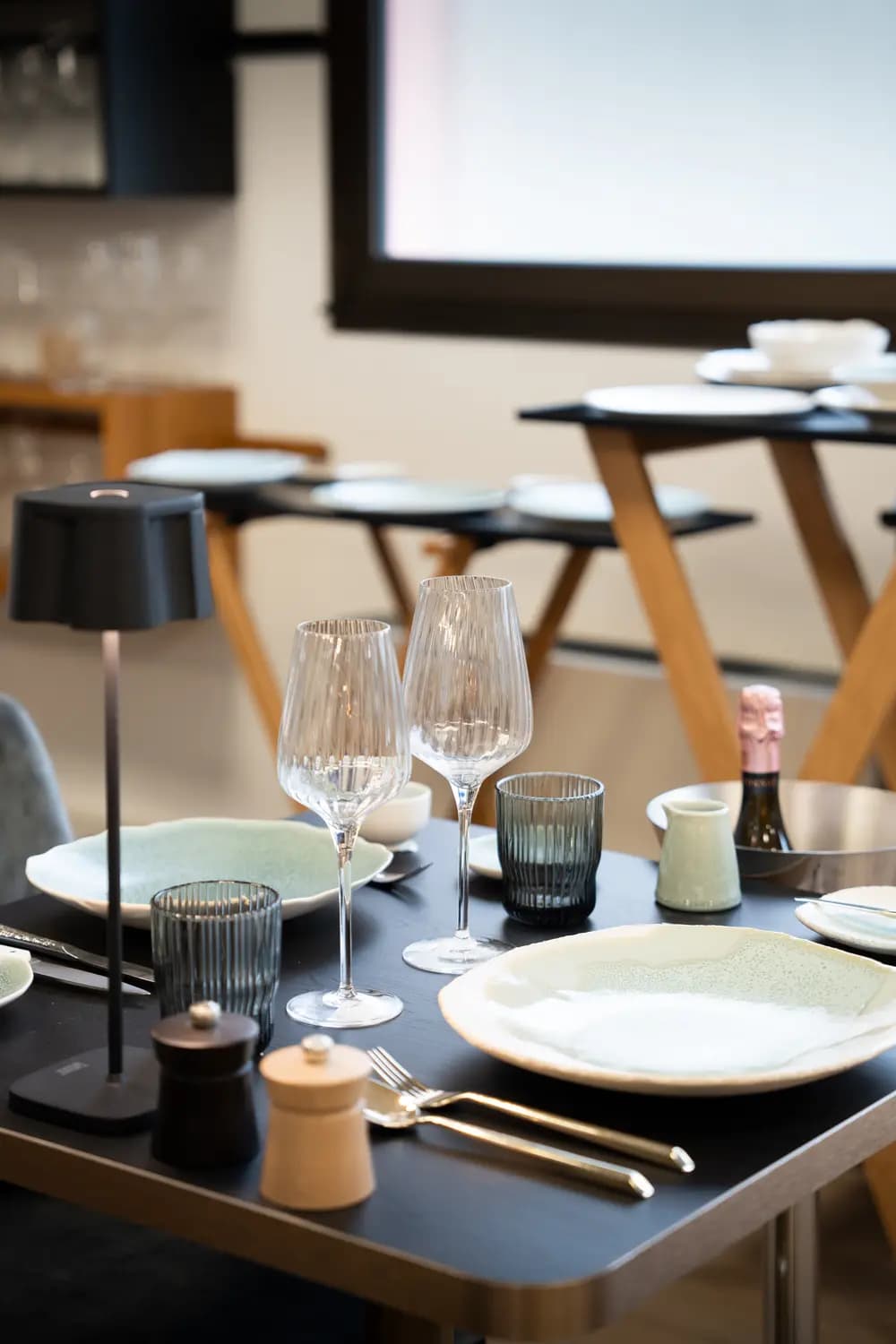 Mise en scène produit — table dressée, arts de la table