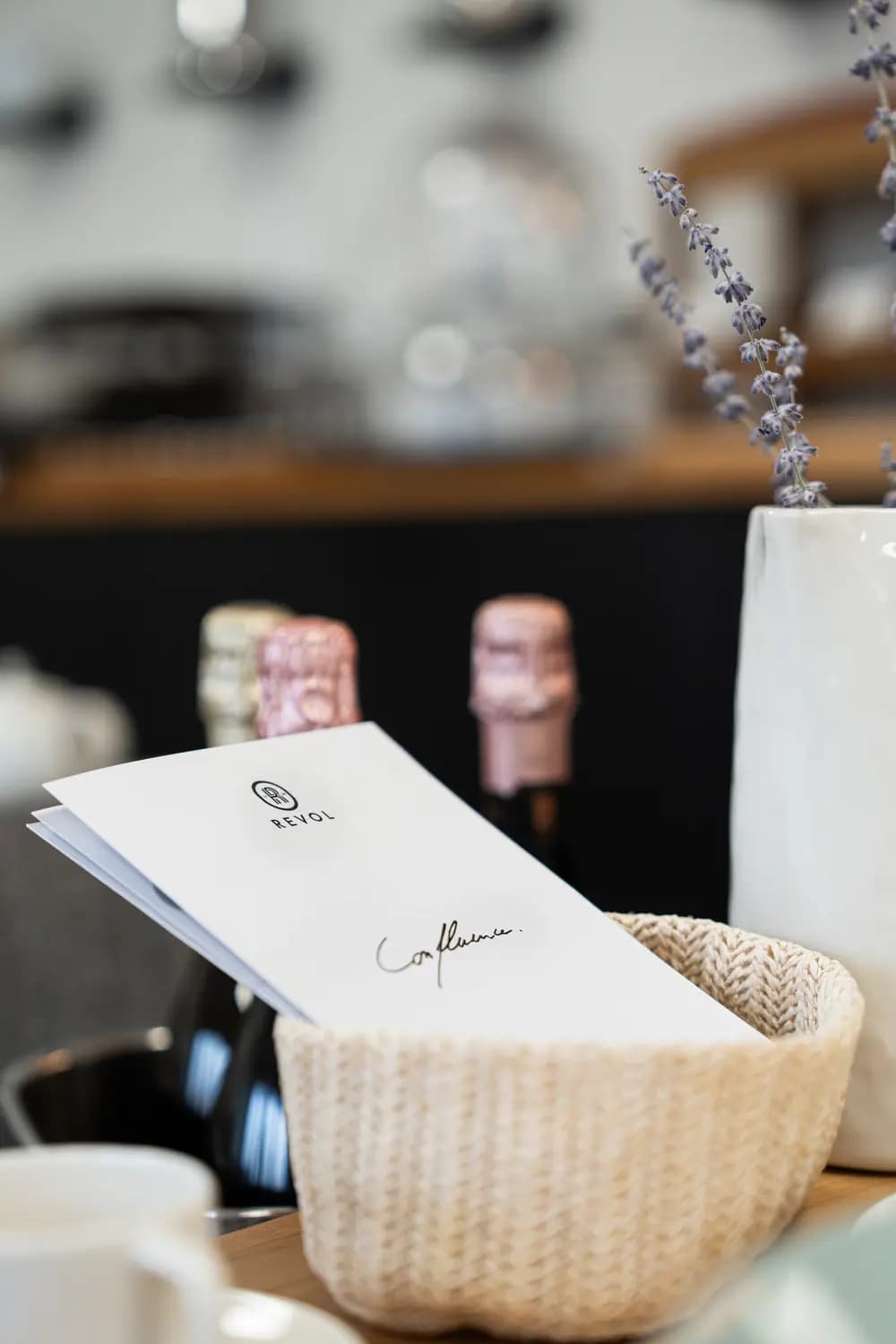 Scénographie showroom — vaisselle et verrerie